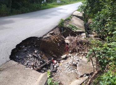 Peligro por desgaje en la carretera