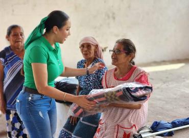 Entregan cobijas a adultos mayores