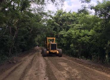 Perfilan reencarpetamiento de la carretera estatal en Tampacán