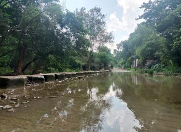 Vialidad se ve afectada por creciente del arroyo en San Martín