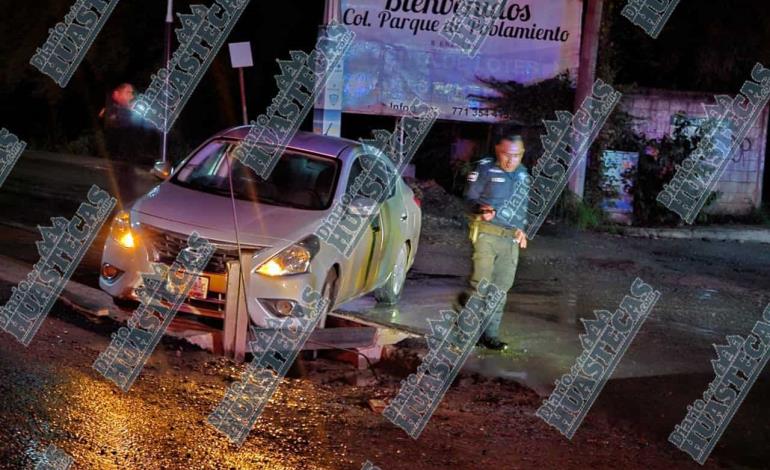 Auto cayó a alcantarilla