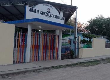 Padres de familia limpian escuelas