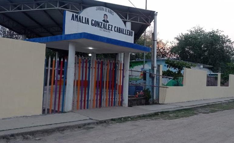 Padres de familia limpian escuelas