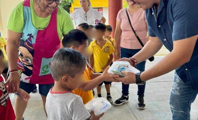 Pablo Jonguitud llevó apoyo escolar a kínder