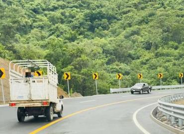 Automovilistas no respetan las líneas de circulación