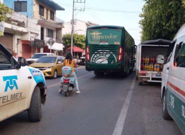 Obstruye comercio parada de transportes