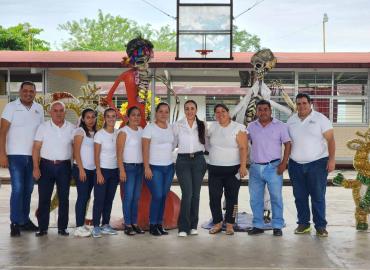 Dona presidenta Mojigangas Xantoleras y Figuras Navideñas en Tampacán