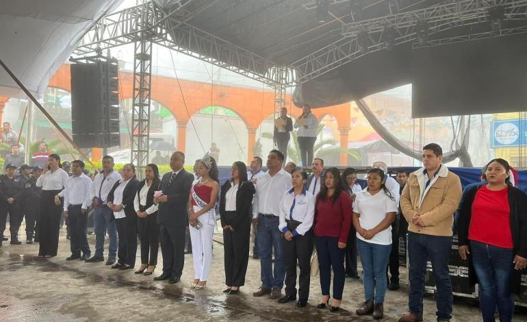 Gabino Hernández Vite encabezó desfile conmemorativo