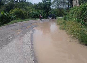 Carretera convertida en laguna