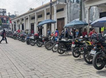 Motociclistas se adueñan de los estacionamientos