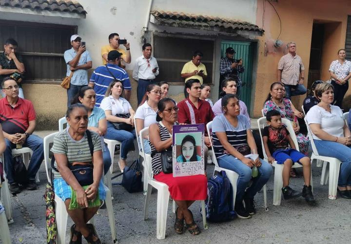 Develan memorial simbólico por víctimas de feminicidio