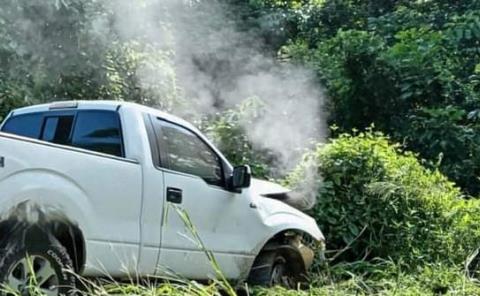 Se impacta troca contra un árbol en La Cuchilla