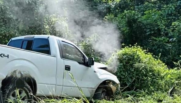 Se impacta troca contra un árbol en La Cuchilla