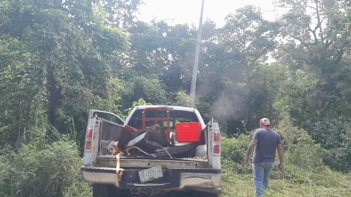 Se impacta troca contra un árbol en La Cuchilla