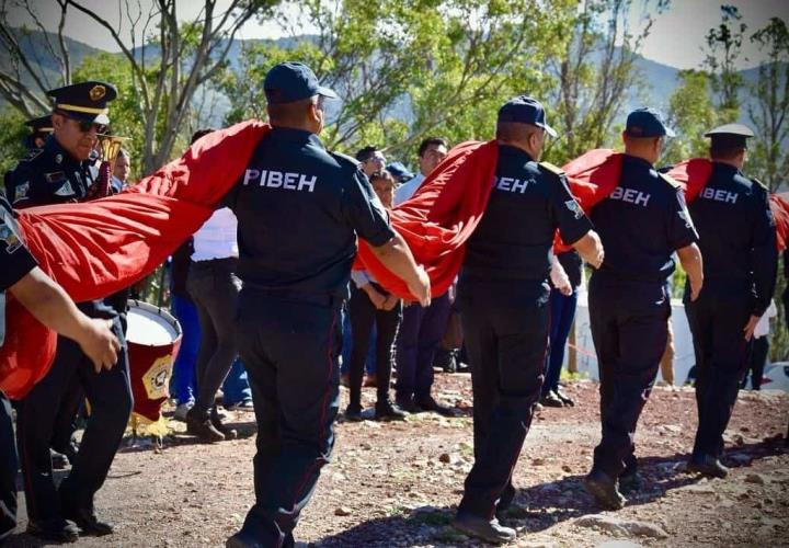 Contraloría encabeza ceremonia de arriamiento de la bandera nacional