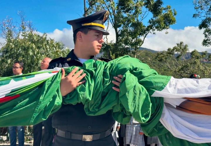 Contraloría encabeza ceremonia de arriamiento de la bandera nacional