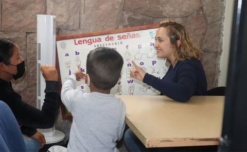 Impartieron talleres de lengua de señas y braille
