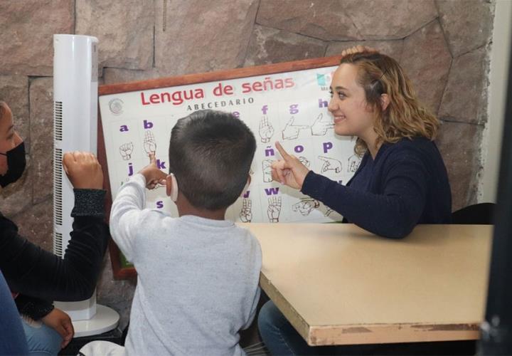 Impartieron talleres de lengua de señas y braille