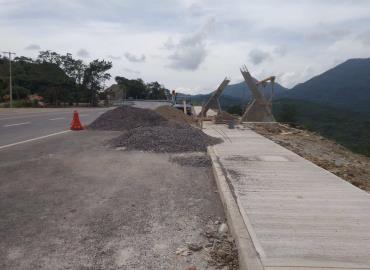 Construyen nuevas paradas en la carretera federal