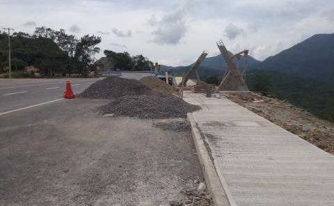 Construyen nuevas paradas en la carretera federal