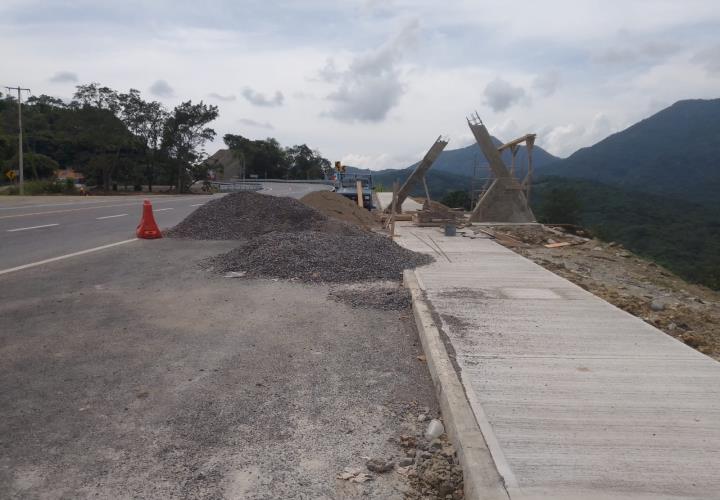 Construyen nuevas paradas en la carretera federal