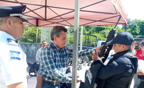 Entrega Pepe Meza armas cortas y fusiles a la Policía Municipal 
