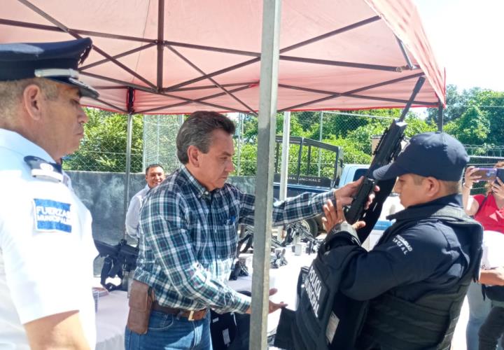 Entrega Pepe Meza armas cortas y fusiles a la Policía Municipal 