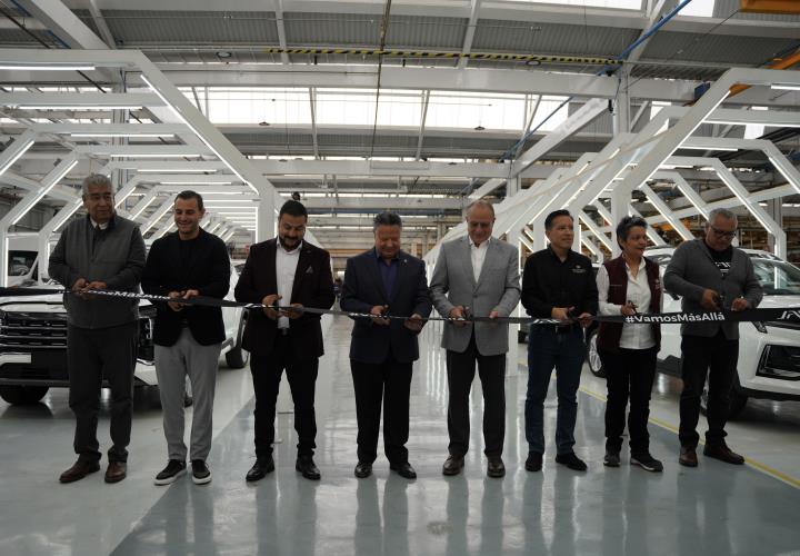 Inaugura Julio Menchaca líneas de producción de Giant Motors Latinoamérica - JAC México