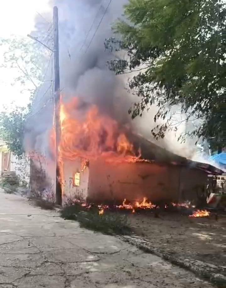 Vivienda calcinada en Axtla de Terrazas