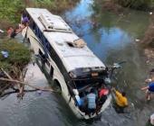 CAYÓ AL RÍO UN AUTOBÚS