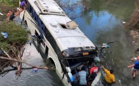 CAYÓ AL RÍO UN AUTOBÚS