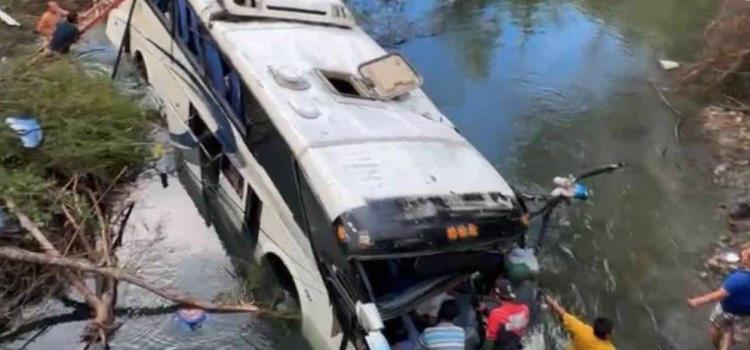 CAYÓ AL RÍO UN AUTOBÚS