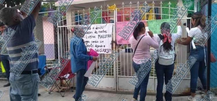 ¡Exigen maestra para Jardín de Niños!