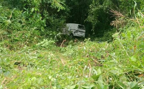 Camioneta se fue a un barranco en Tamazunchale