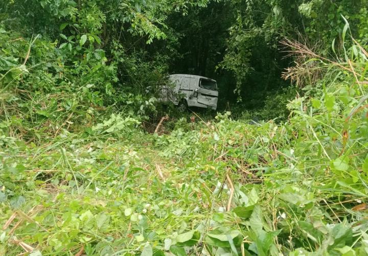 Camioneta se fue a un barranco en Tamazunchale