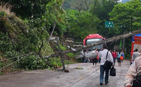 Poste cae y bloquea carretera