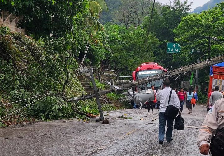 Poste cae y bloquea carretera