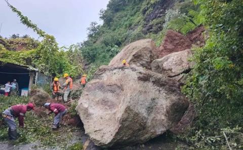 SIPDUS coordina retiro de derrumbe que bloqueó carretera Molango-Xochicoatlán