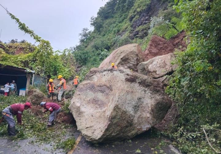 SIPDUS coordina retiro de derrumbe que bloqueó carretera Molango-Xochicoatlán