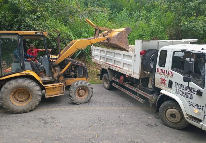 SIPDUS coordina retiro de derrumbe que bloqueó carretera Molango-Xochicoatlán