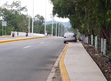 Utilizan andadores peatonales como estacionamiento