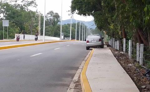 Utilizan andadores peatonales como estacionamiento