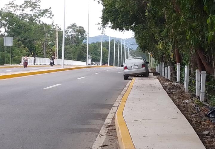 Utilizan andadores peatonales como estacionamiento