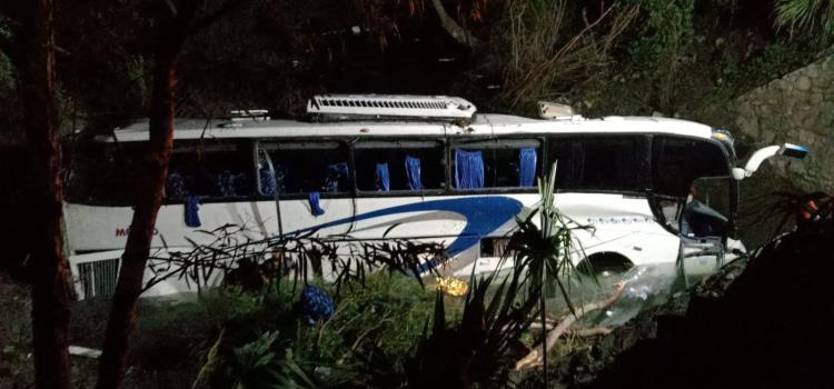 Murió pasajero de autobús volcado        