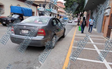 Menor chocó contra auto
