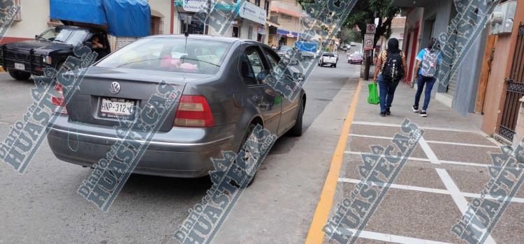 Menor chocó contra auto