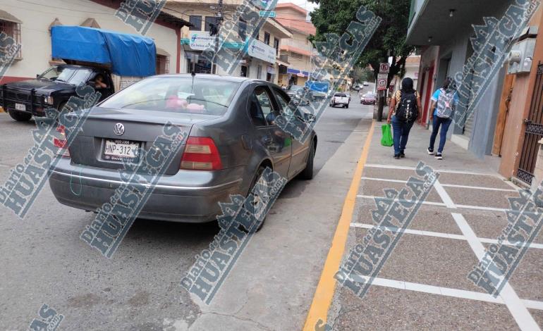 Menor chocó contra auto