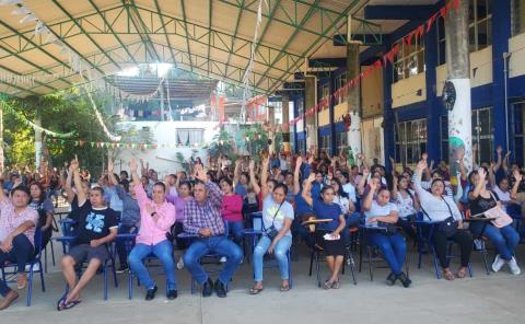 Padres seguirán en manifestación hasta la llegada de maestros a la SBJ