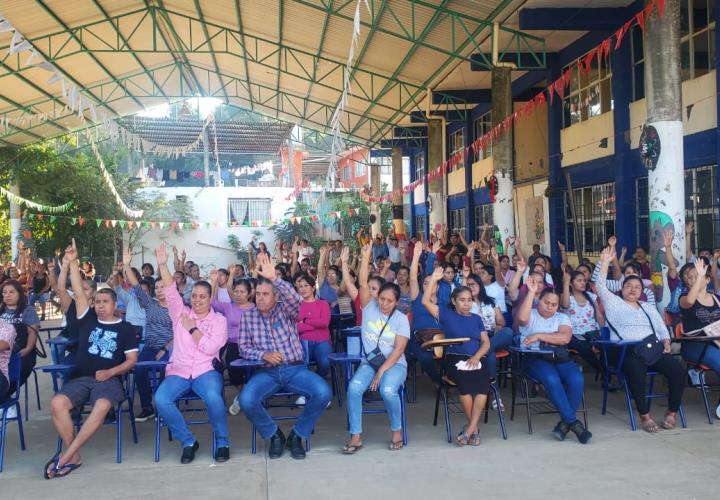 Padres seguirán en manifestación hasta la llegada de maestros a la SBJ