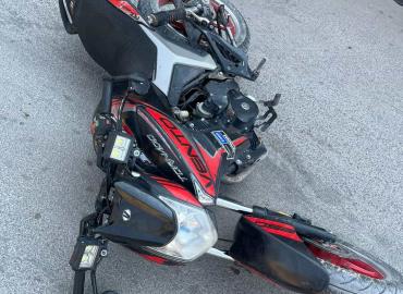 Joven cayó de su motocicleta